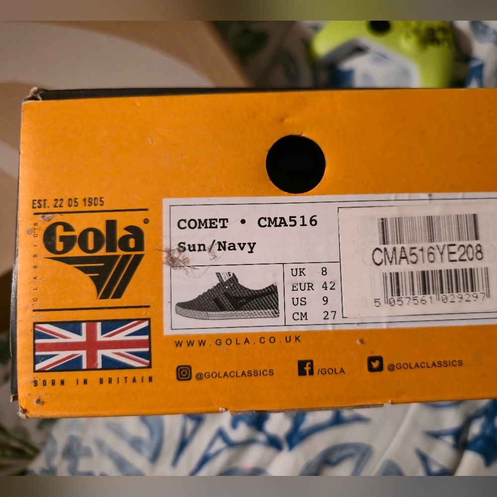 Gola Tan and Black Sneakers Classic Low-Top Design - Picture 7 of 7
